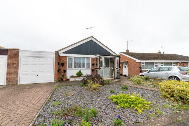 2 bed property, in Crown Drive, £299,950