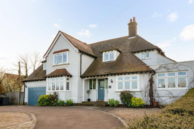 5 bed property, in Wicken Road, £915,000