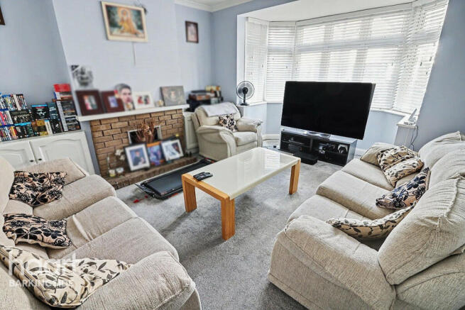 3 bed property, in Oakleafe Gardens, £650,000