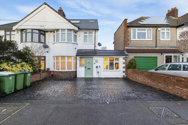 4 bed property, in Carisbrooke Avenue, £700,000