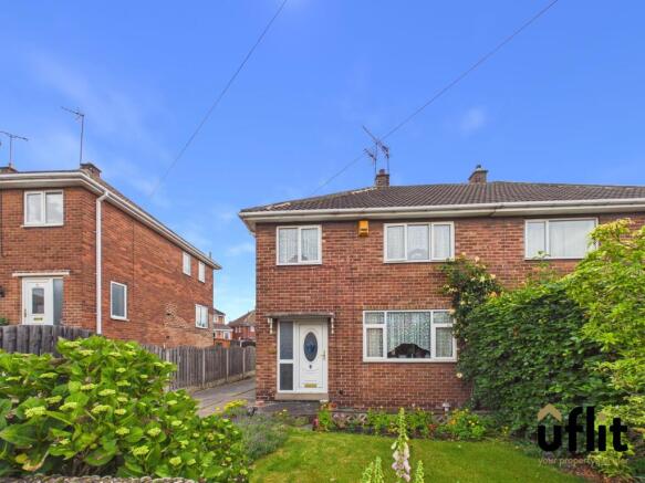 3 bed property, in Blackmoor Crescent, £180,000