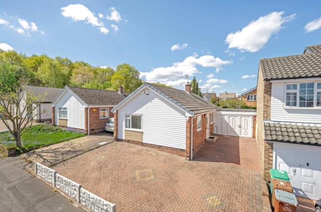 2 bed property, in Edenbridge Court, £295,000