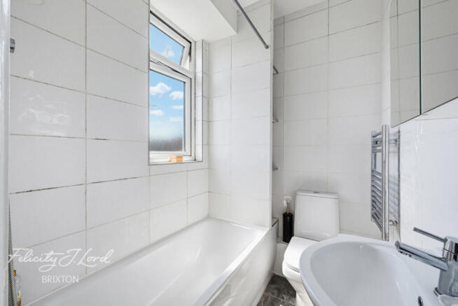 1 bed property, in Brixton Hill, £200,000