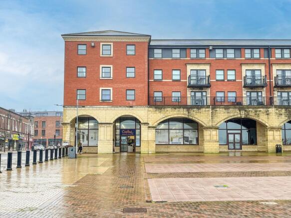 2 bed property, in Market Square, £80,000