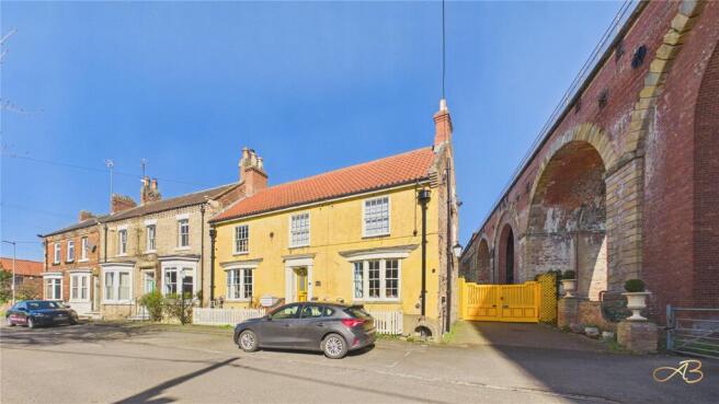 4 bed property, in Bridge Street, £400,000