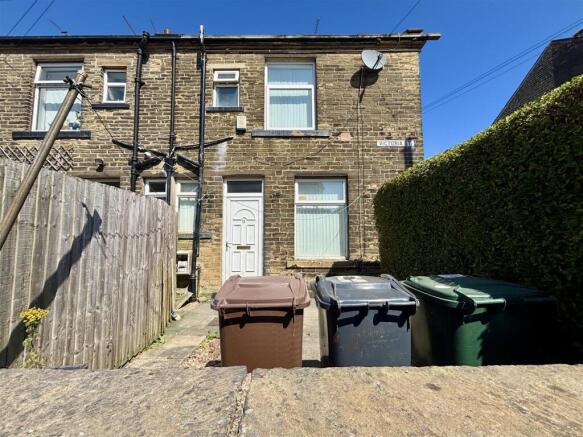 1 bed property, in Victoria Street, £85,000