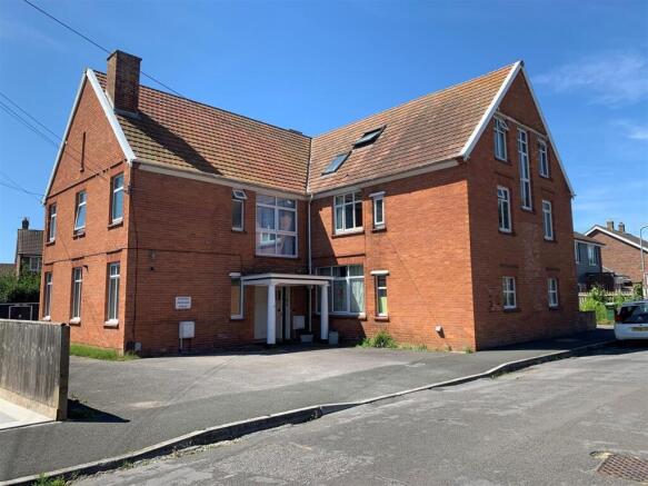 1 bed property, in Golf Links Road, £99,950