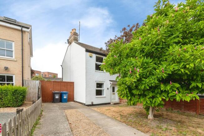 2 bed property, in Fishers Lane, £300,000