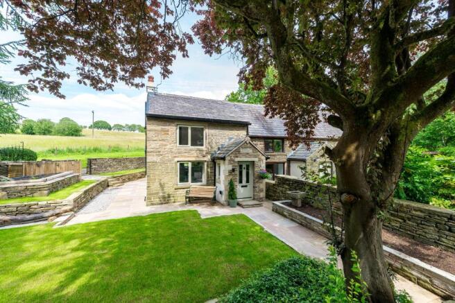 2 bed property, in Riding Gate, £450,000