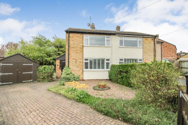 2 bed property, in Holly Court, £275,000