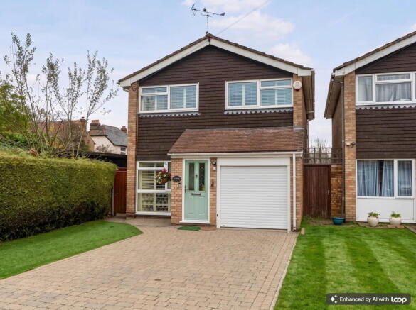 3 bed property, in Hall Close, £585,000