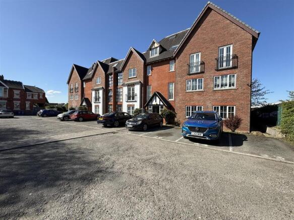 2 bed property, in King Street, £170,000