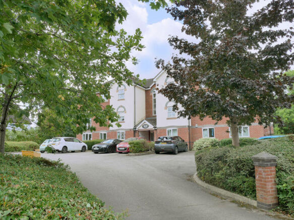 2 bed property, in Kendal Court, £140,000