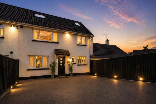 4 bed property, in Townlands, £285,000