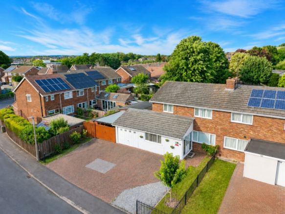 3 bed property, in Poplar Drive, £585,000