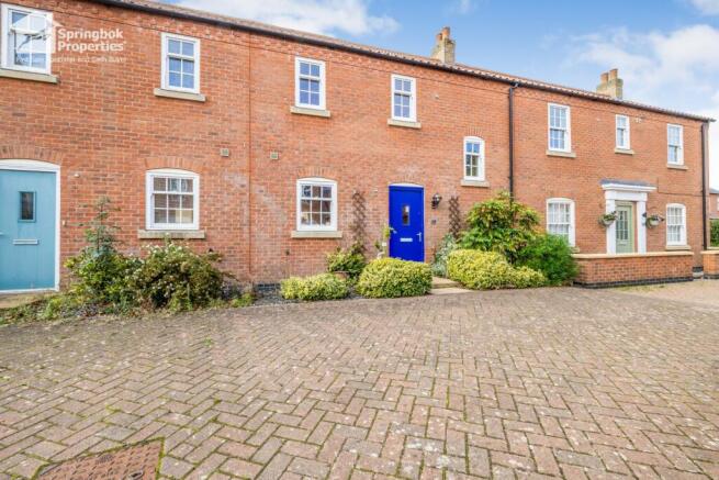 2 bed property, in Honeysuckle Lane, £166,500