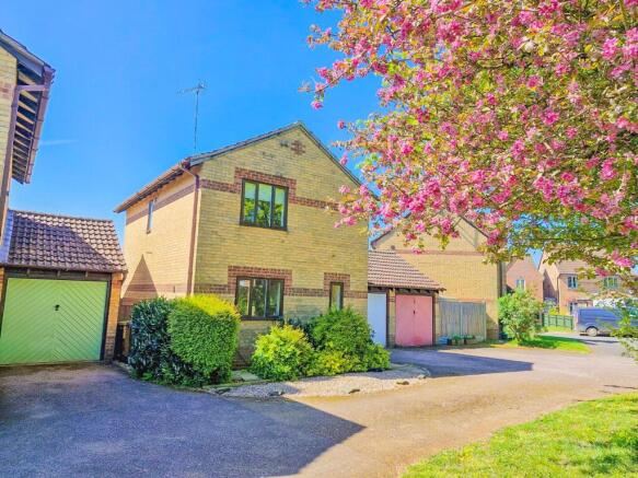 3 bed property, in 8 Birch Close, £275,000