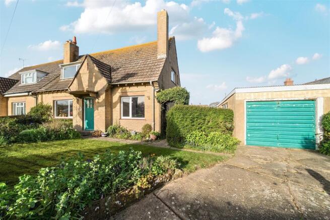 3 bed property, in Court Close, £350,000