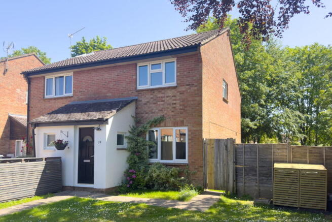 2 bed property, in Appledown Close, £345,000