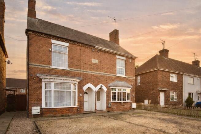 3 bed property, in Woodville Road, £170,000