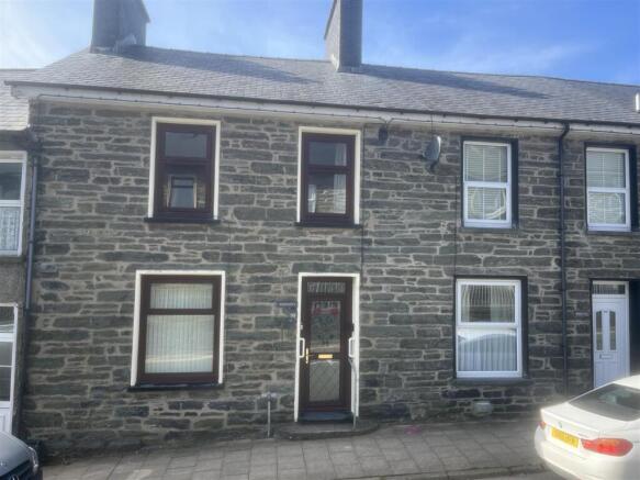 3 bed property, in High Street, £125,000