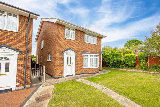 4 bed property, in Chanton Close, £500,000
