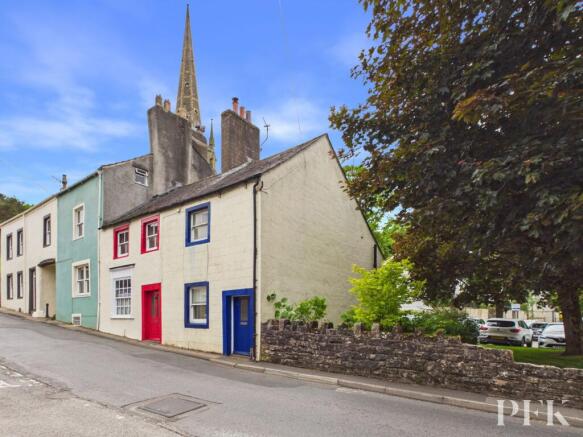 2 bed property, in Kirkgate, £145,000