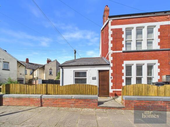 2 bed property, in Fairfield Avenue, £240,000