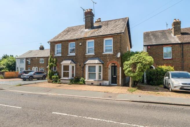 2 bed property, in Burnham SL1, £400,000