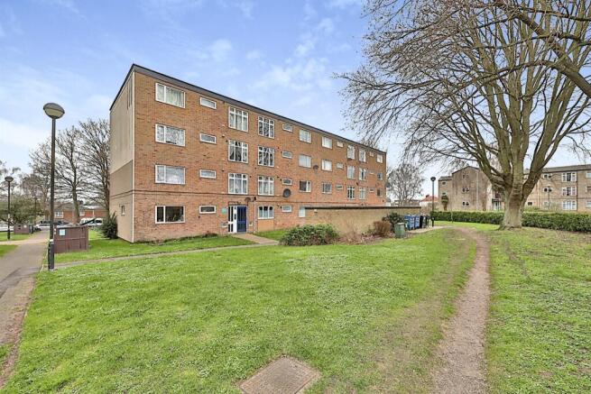 2 bed property, in Lefroy Road, £110,000