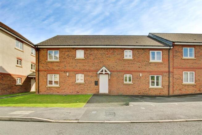 2 bed property, in Farrier Close, £92,000