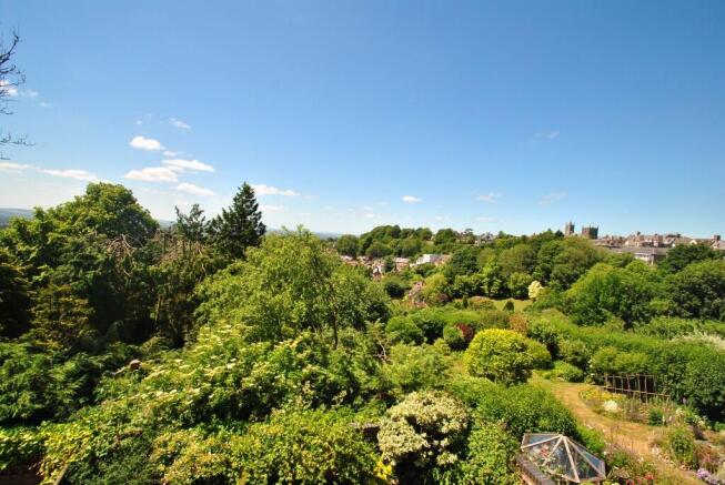 2 bed property, in Salisbury Street, £300,000