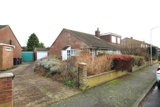 2 bed property, in Grasmere Road, £250,000