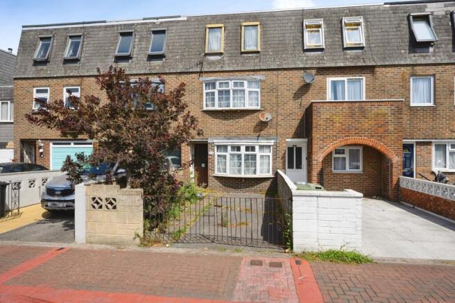 3 bed property, in Clydebank Road, £220,000