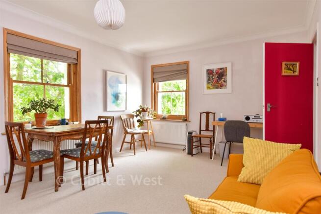 1 bed property, in Clyde Road, £300,000