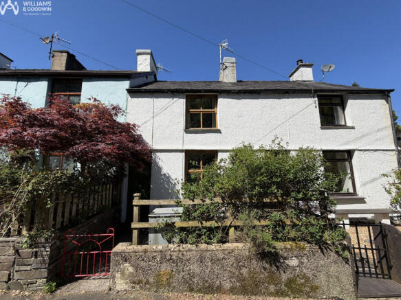 2 bed property, in Ceunant Street, £220,000