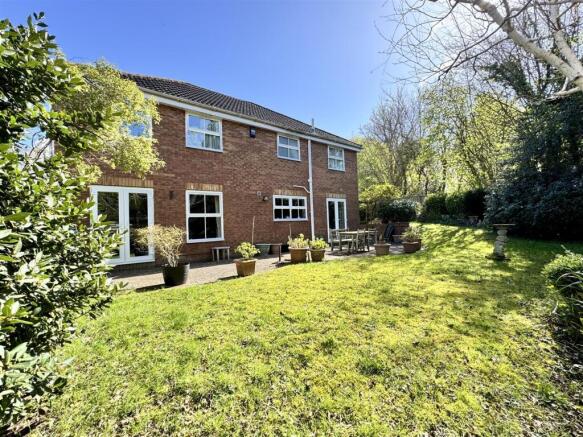 5 bed property, in Beaumaris Gardens, £675,000