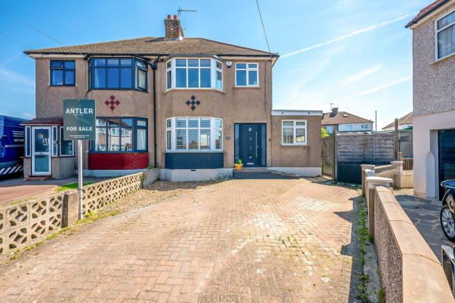 4 bed property, in Maybury Avenue, £450,000