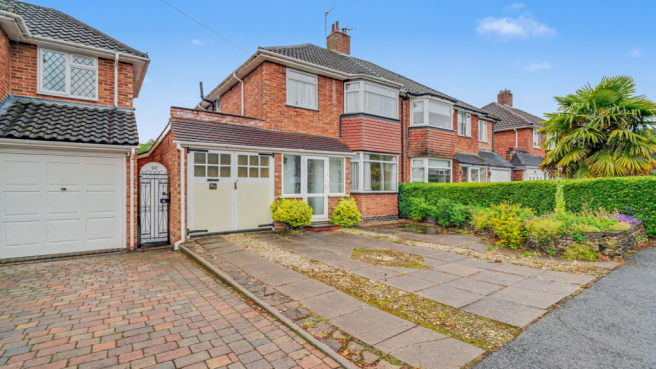 3 bed property, in Rowlands Crescent, £370,000