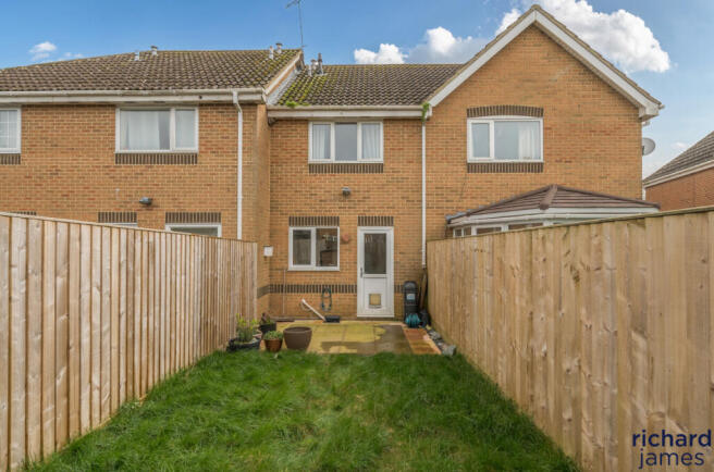 2 bed property, in Sycamore Close, £200,000