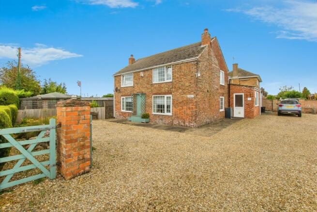 3 bed property, in Main Road, £240,000
