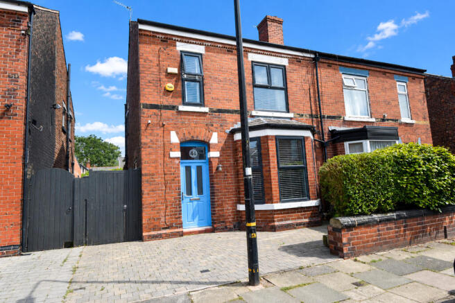 3 bed property, in Whitelake Avenue, £450,000