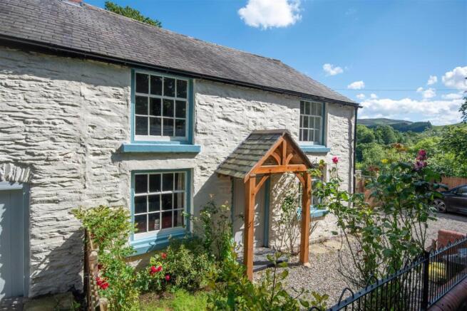4 bed property, in Rhewl, £465,000