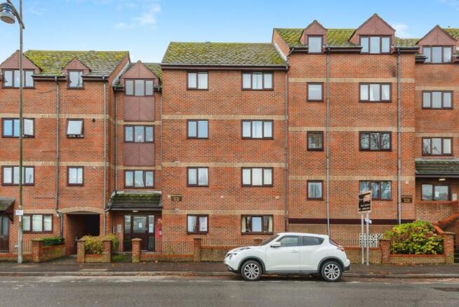 2 bed property, in Mumby Road, £130,000
