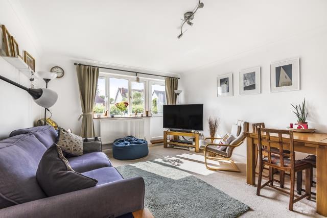 2 bed property, in Langdale Gardens, £200,000