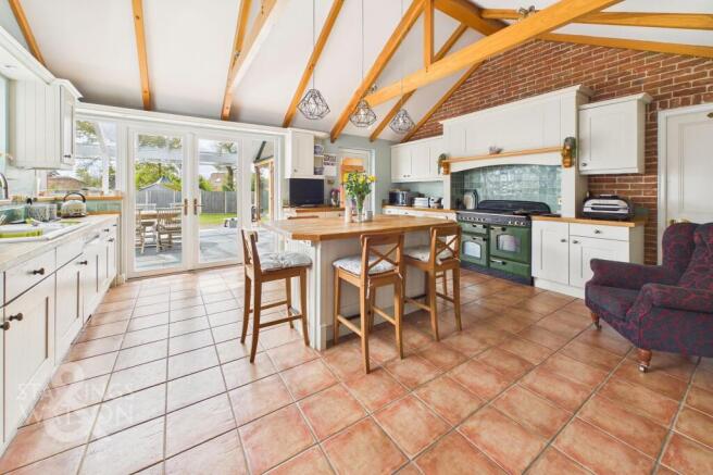 5 bed property, in Oakfield Drive, £875,000
