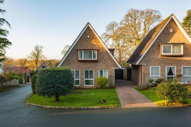 3 bed property, in Fulford Park, £500,000
