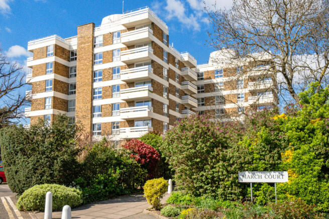 3 bed property, in Warwick Drive, £450,000