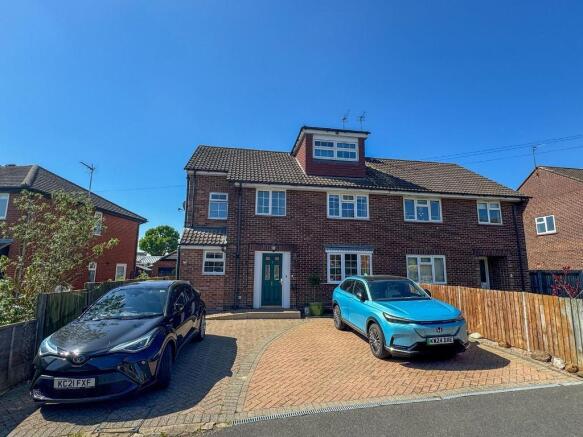 3 bed property, in Willow Way, £495,000