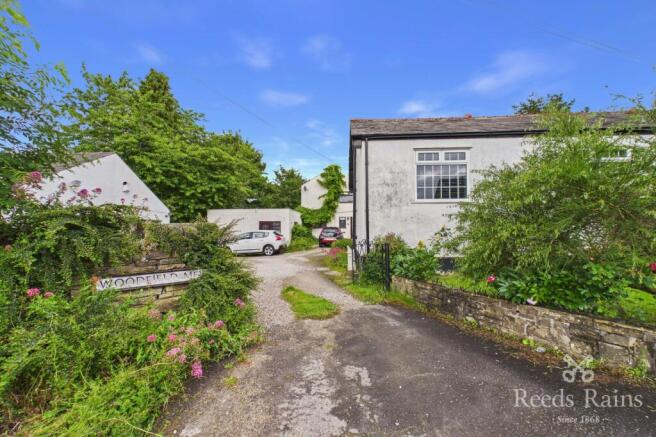 2 bed property, in Knott Lane, £200,000